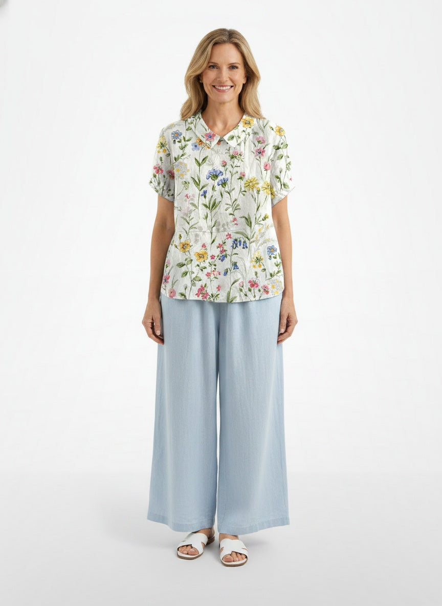 Full body view of the model wearing Blouse vintage à imprimé floral femme