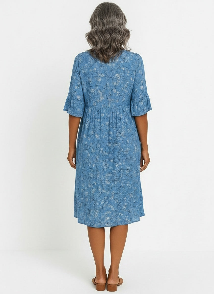 Back pose of the model wearing Robe midi à imprimé floral femme