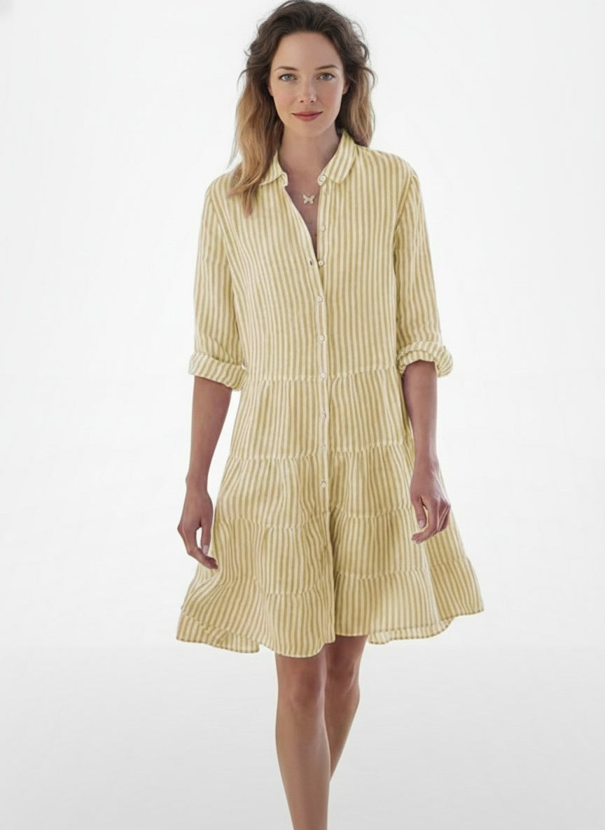 Full body view of the model wearing Robe d'été midi rayée à manches trois-quarts femme