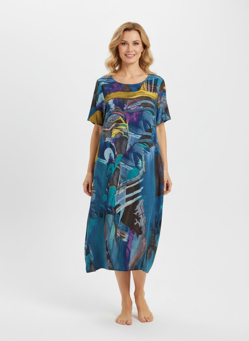 Full body view of the model wearing Robe d'été imprimée femme