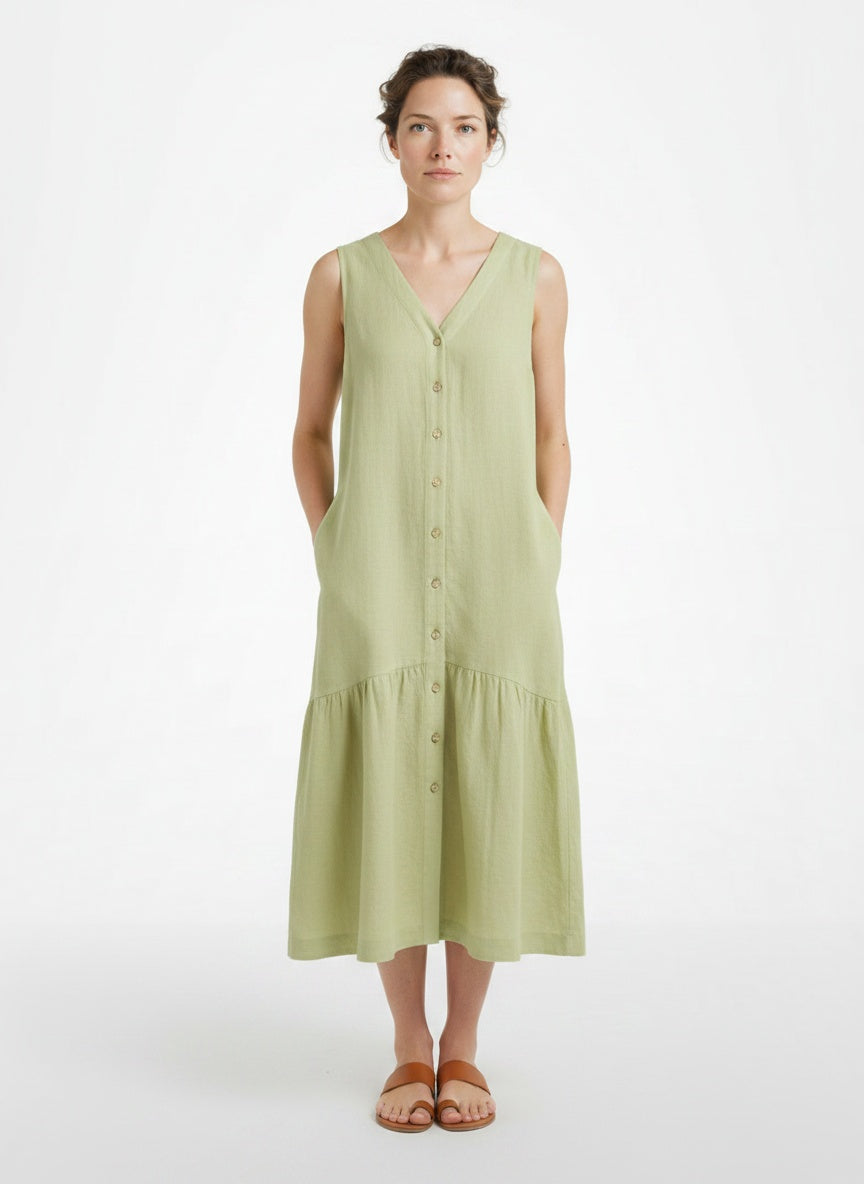 Full body view of the model wearing Robe d'été midi boutonnée femme