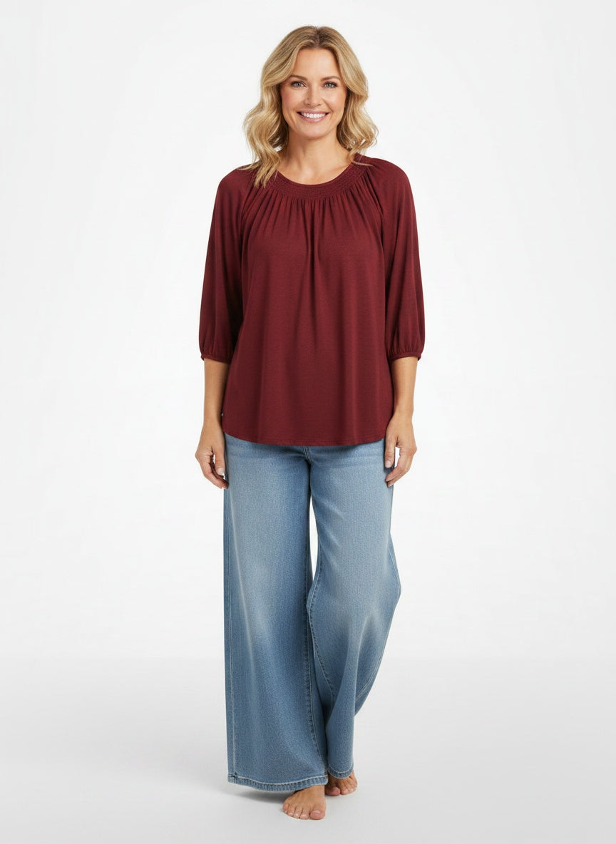 Full body view of the model wearing T-shirt à col rond femme