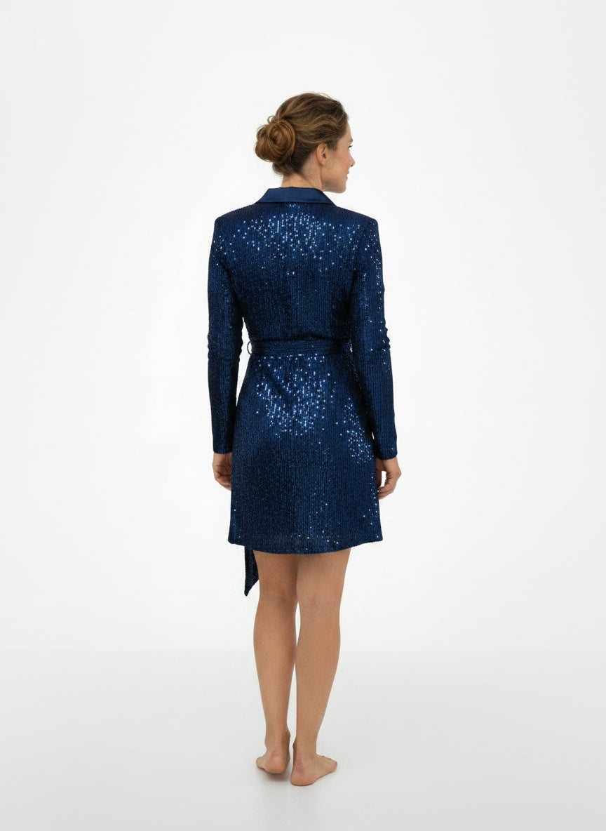 Back pose of the model wearing Robe portefeuille midi à sequins femme