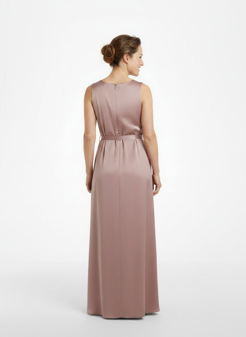 Back pose of the model wearing Robe maxi légère avec fente et taille cintrée femme