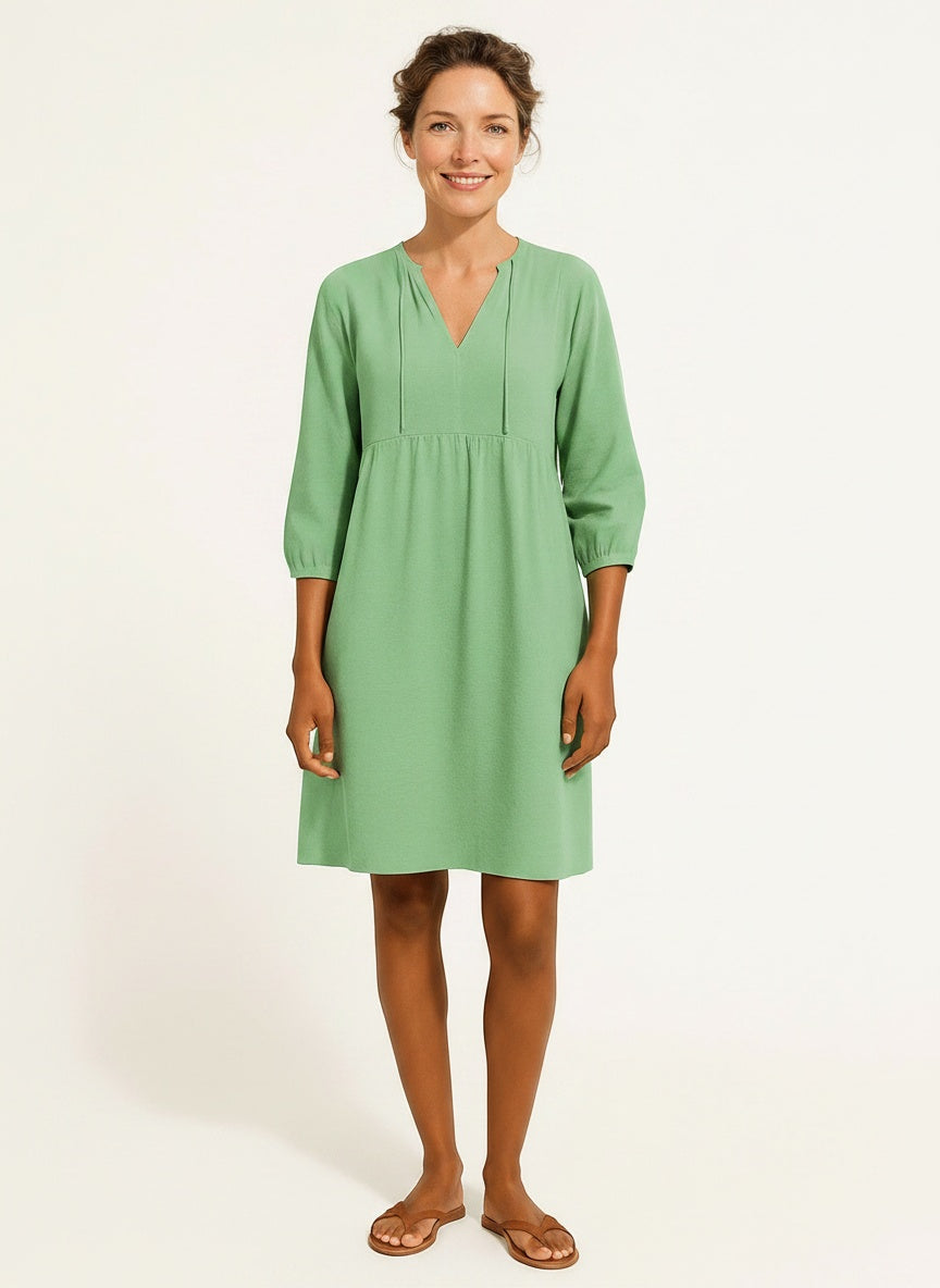 Full body view of the model wearing Robe chemise midi à coupe ample femme