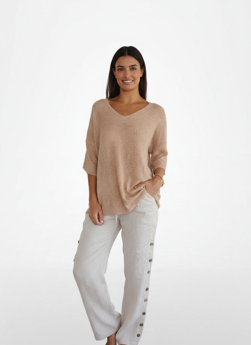 Full body view of the model wearing Top en maille à col en V et manches trois-quarts femme