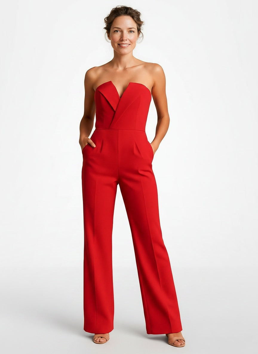 Full body view of the model wearing Combinaison sans manches à col en V femme