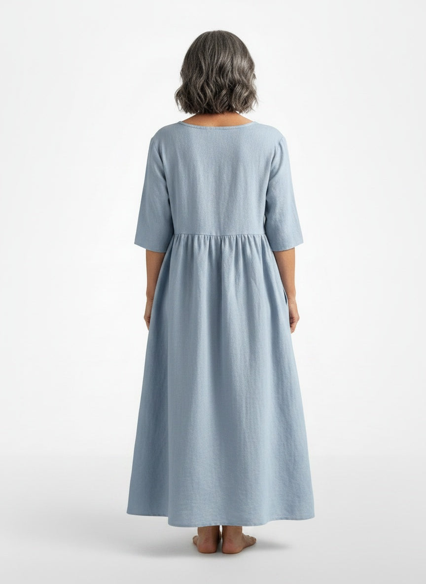 Back pose of the model wearing Robe d'été midi à coupe confortable femme