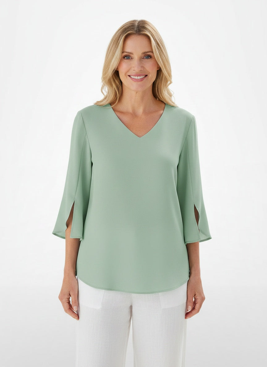 Full body view of the model wearing Blouse d'été à col en V et manches trois-quarts femme