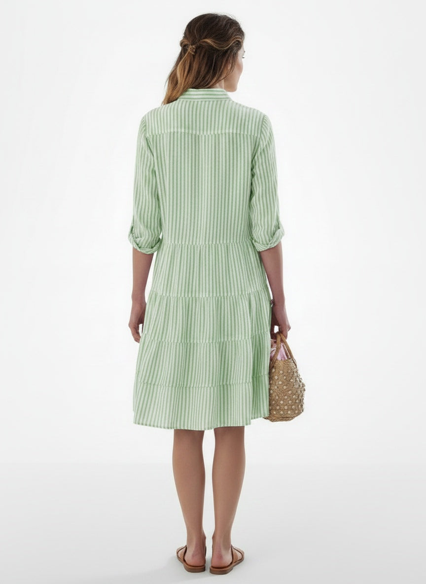 Back pose of the model wearing Robe d'été midi rayée à manches trois-quarts femme