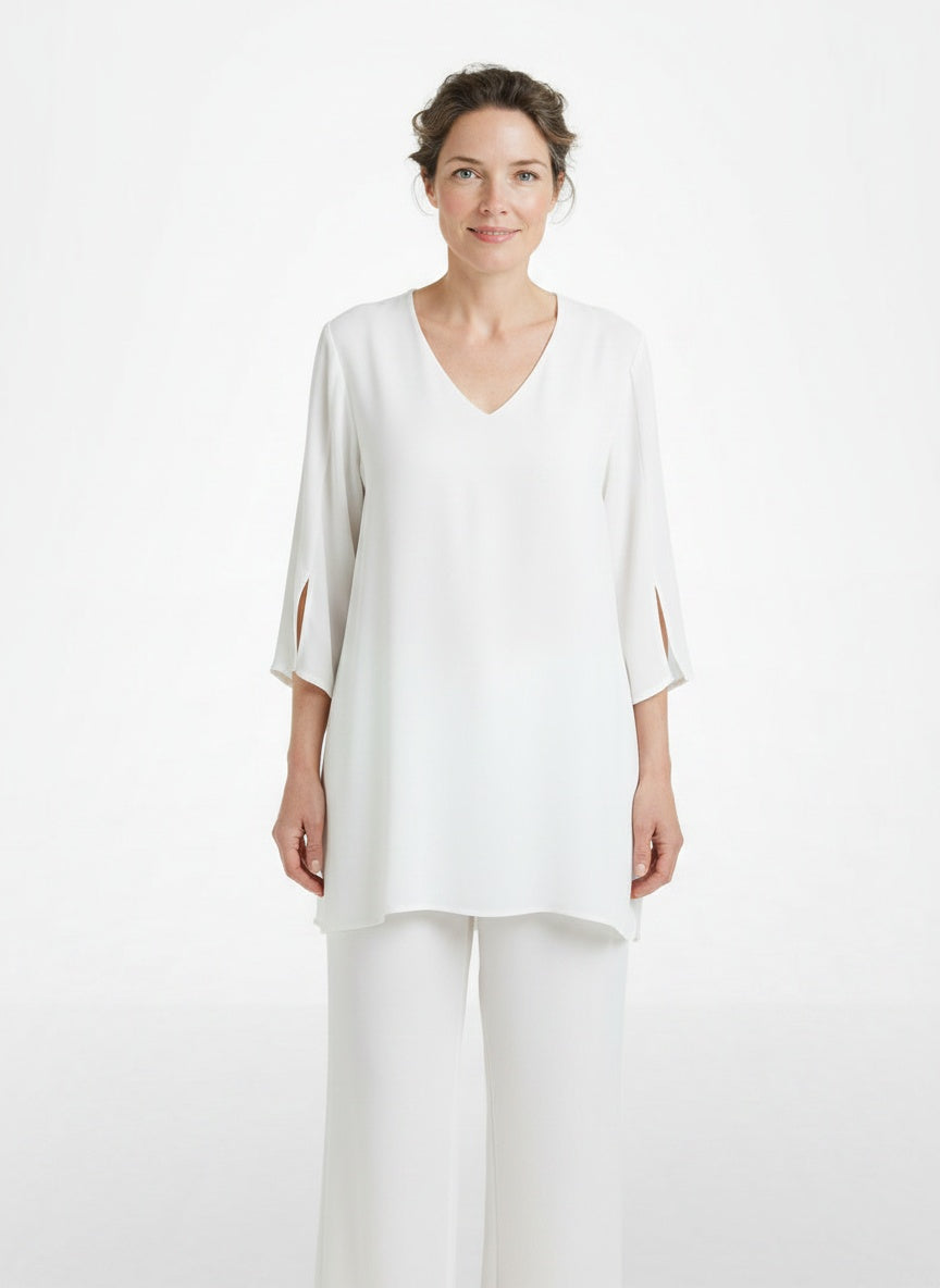 Full body view of the model wearing Blouse d'été à col en V et manches trois-quarts femme