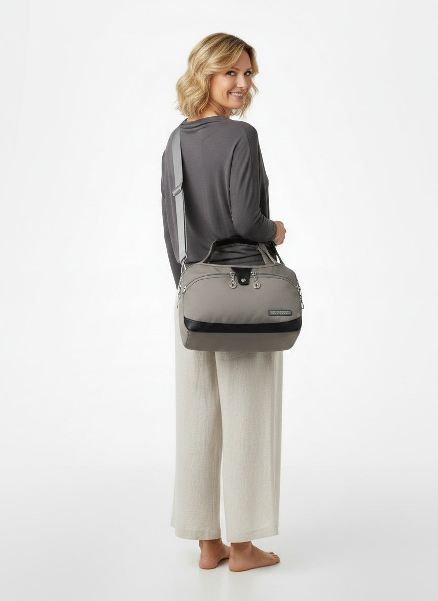 Back pose of the model wearing Sac à main antivol élégant femme