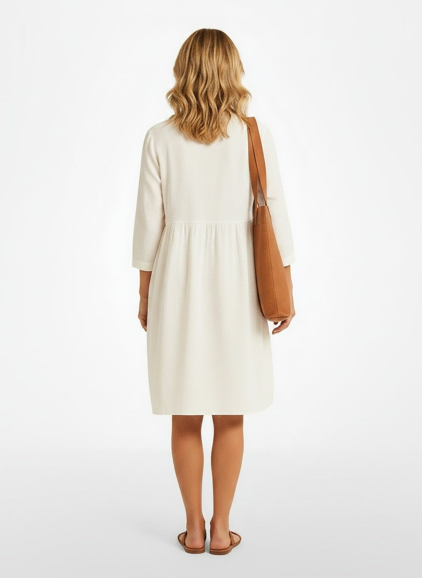 Back pose of the model wearing Robe chemise midi à coupe ample femme
