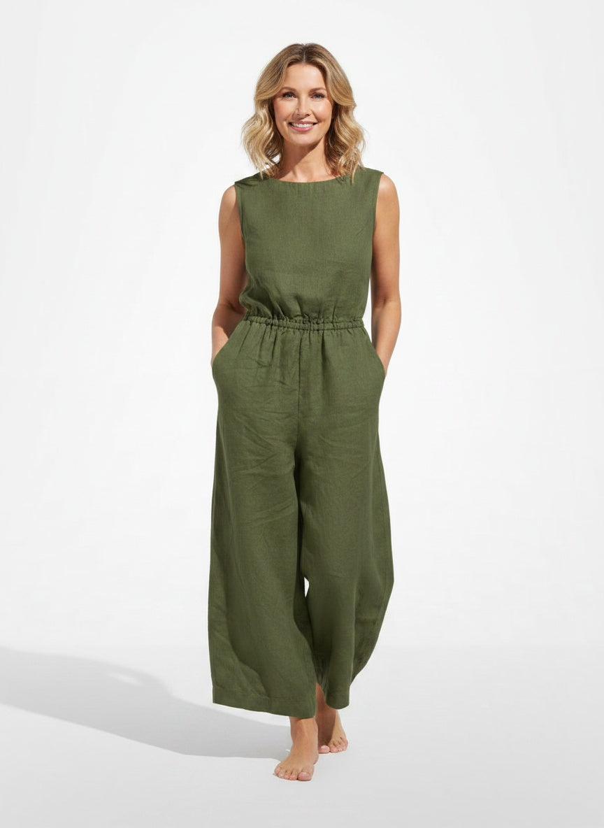 Full body view of the model wearing Combinaison sans manches à jambes larges femme