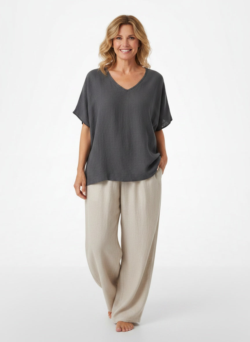 Full body view of the model wearing Blouse classique à coupe ample et manches courtes femme