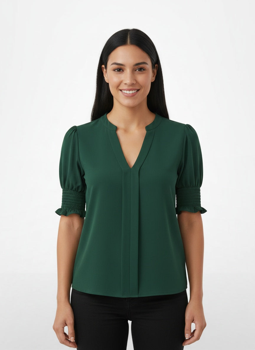 Full body view of the model wearing Blouse à manches courtes et col en V femme