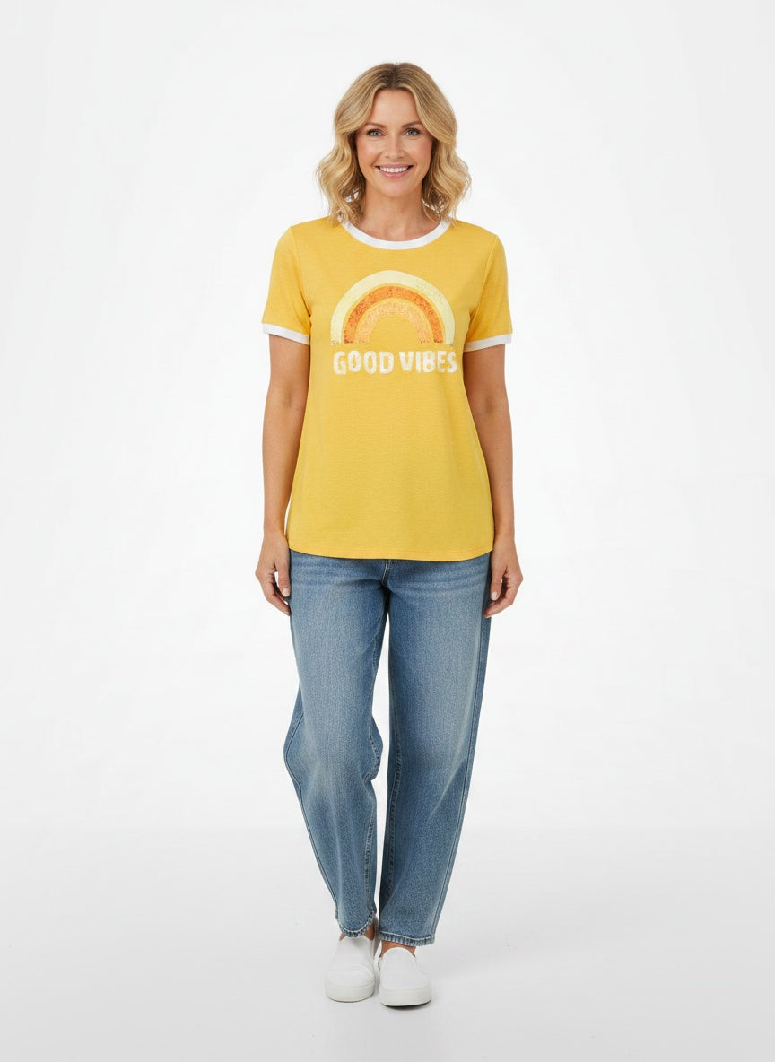 Full body view of the model wearing T-shirt Good Vibes femme