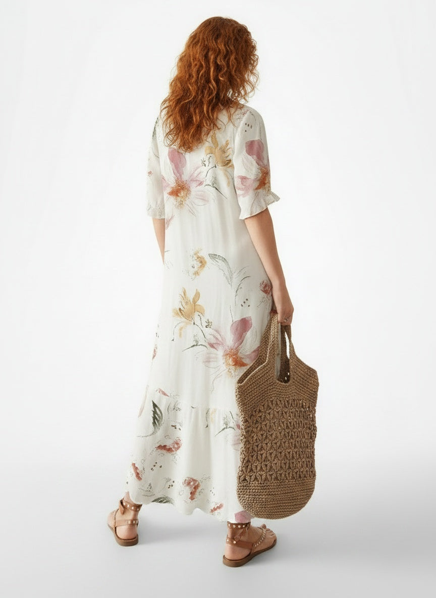 Back pose of the model wearing Robe midi légère imprimée femme