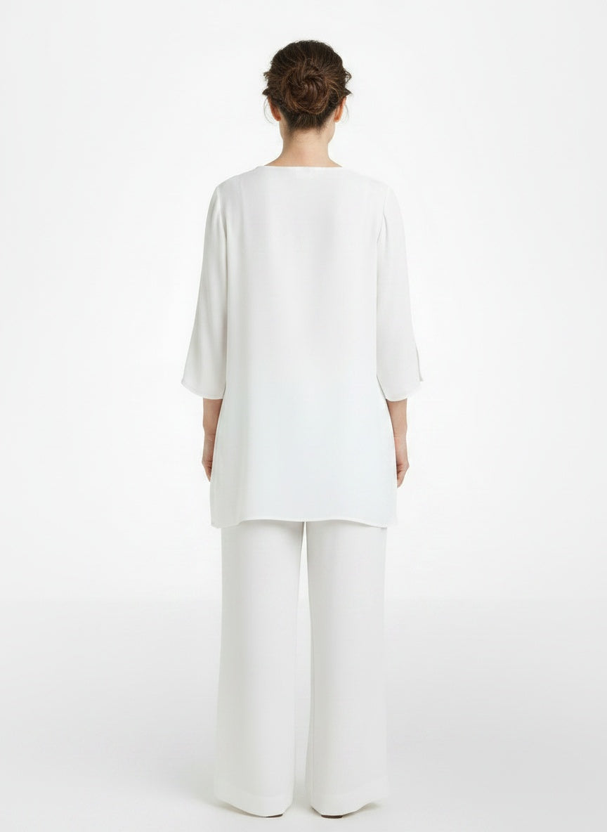 Back pose of the model wearing Blouse d'été à col en V et manches trois-quarts femme