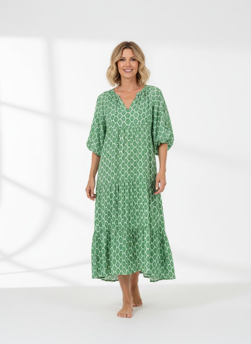 Full body view of the model wearing Robe maxi à jupe ample femme