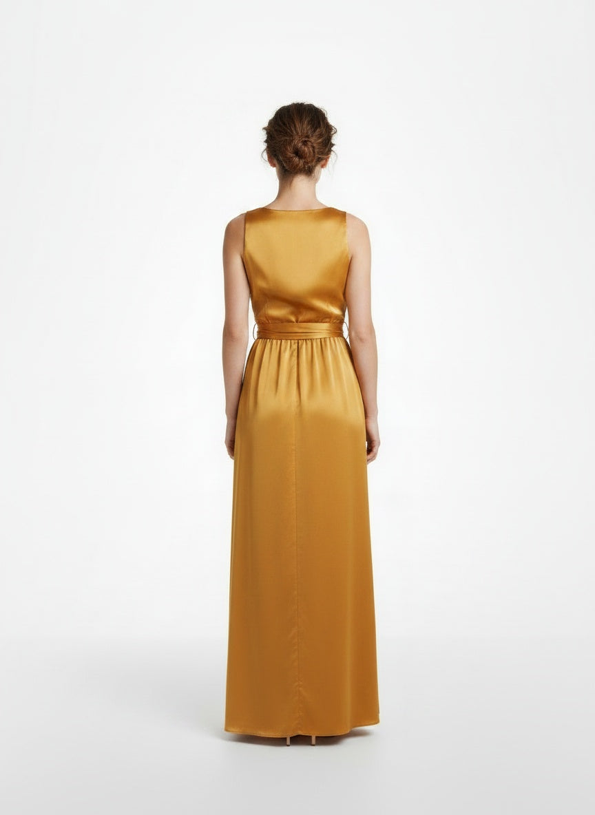 Back pose of the model wearing Robe maxi légère avec fente et taille cintrée femme