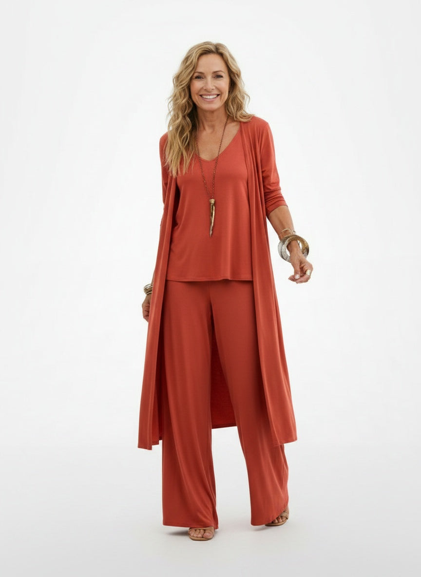 Full body view of the model wearing Ensemble léger trois pièces femme