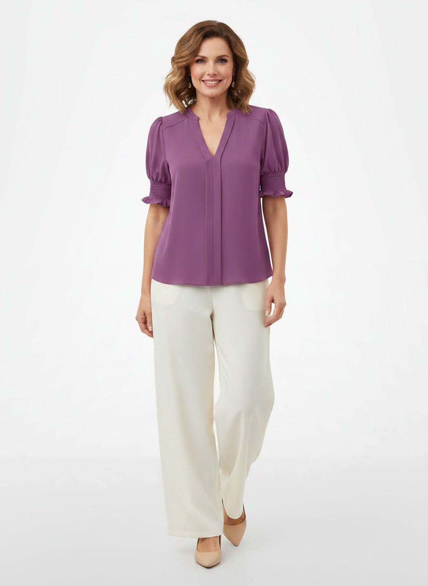 Full body view of the model wearing Blouse à manches courtes et col en V femme