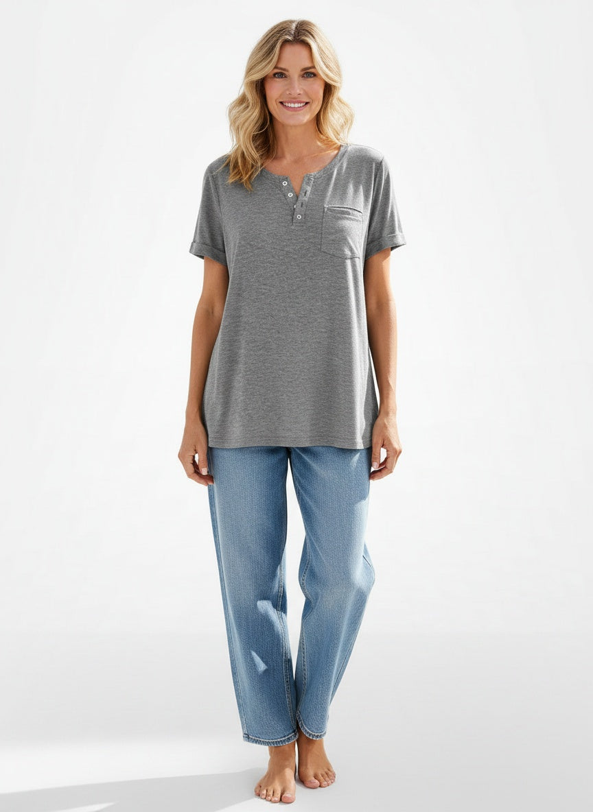 Full body view of the model wearing T-shirt à manches courtes femme