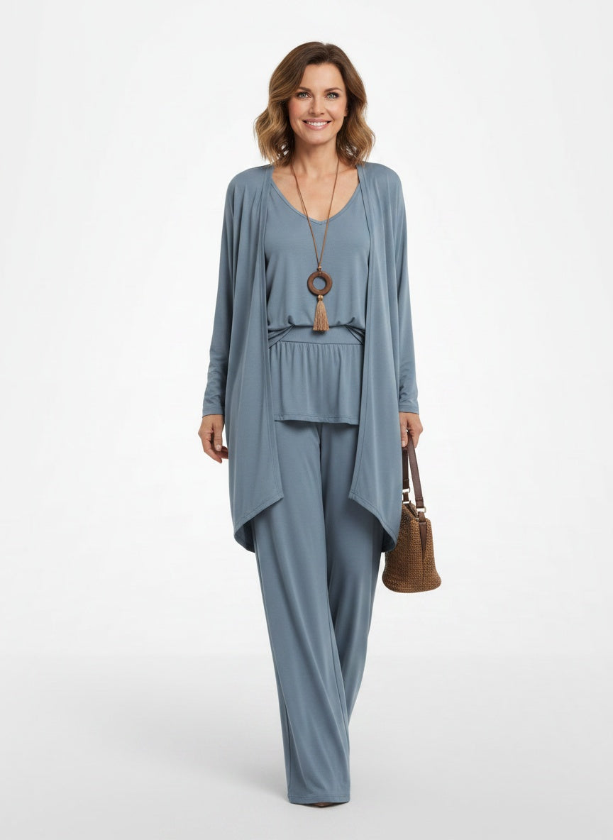 Full body view of the model wearing Ensemble léger trois pièces femme