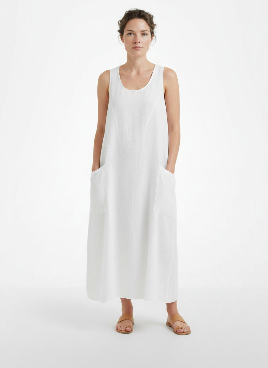 Full body view of the model wearing Robe d'été midi à col rond femme