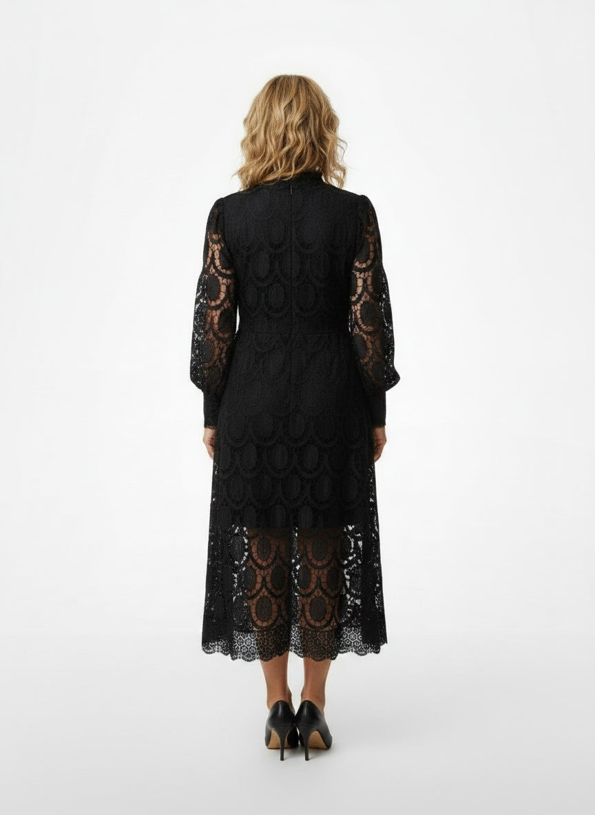 Back pose of the model wearing Robe midi en dentelle femme