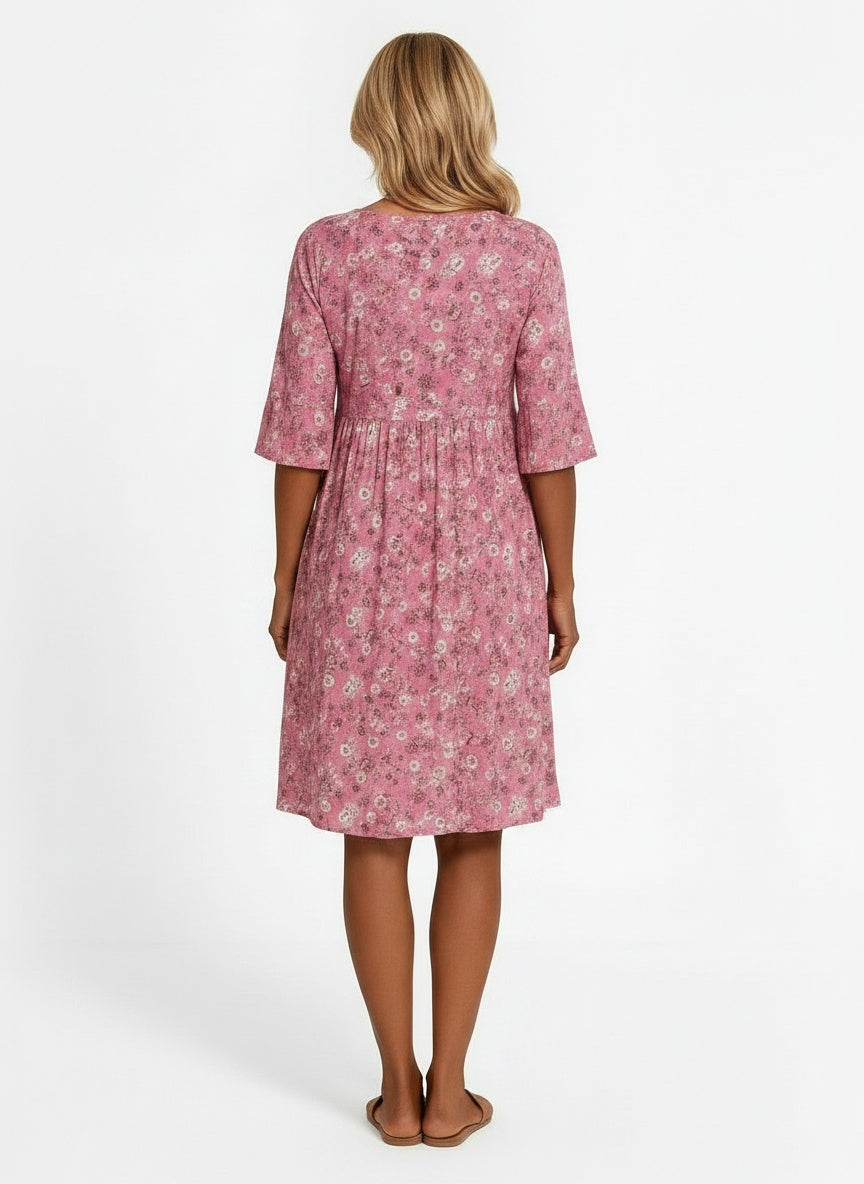 Back pose of the model wearing Robe midi à imprimé floral femme