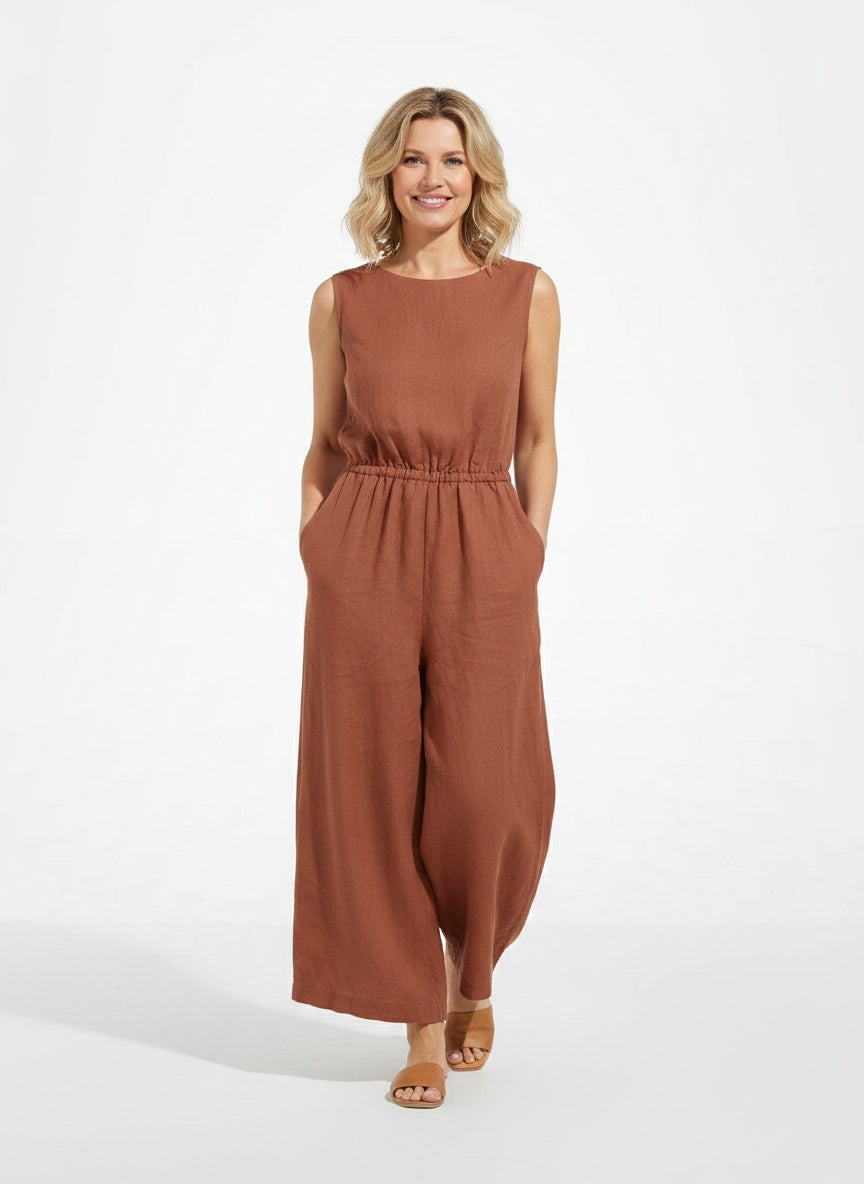 Full body view of the model wearing Combinaison sans manches à jambes larges femme