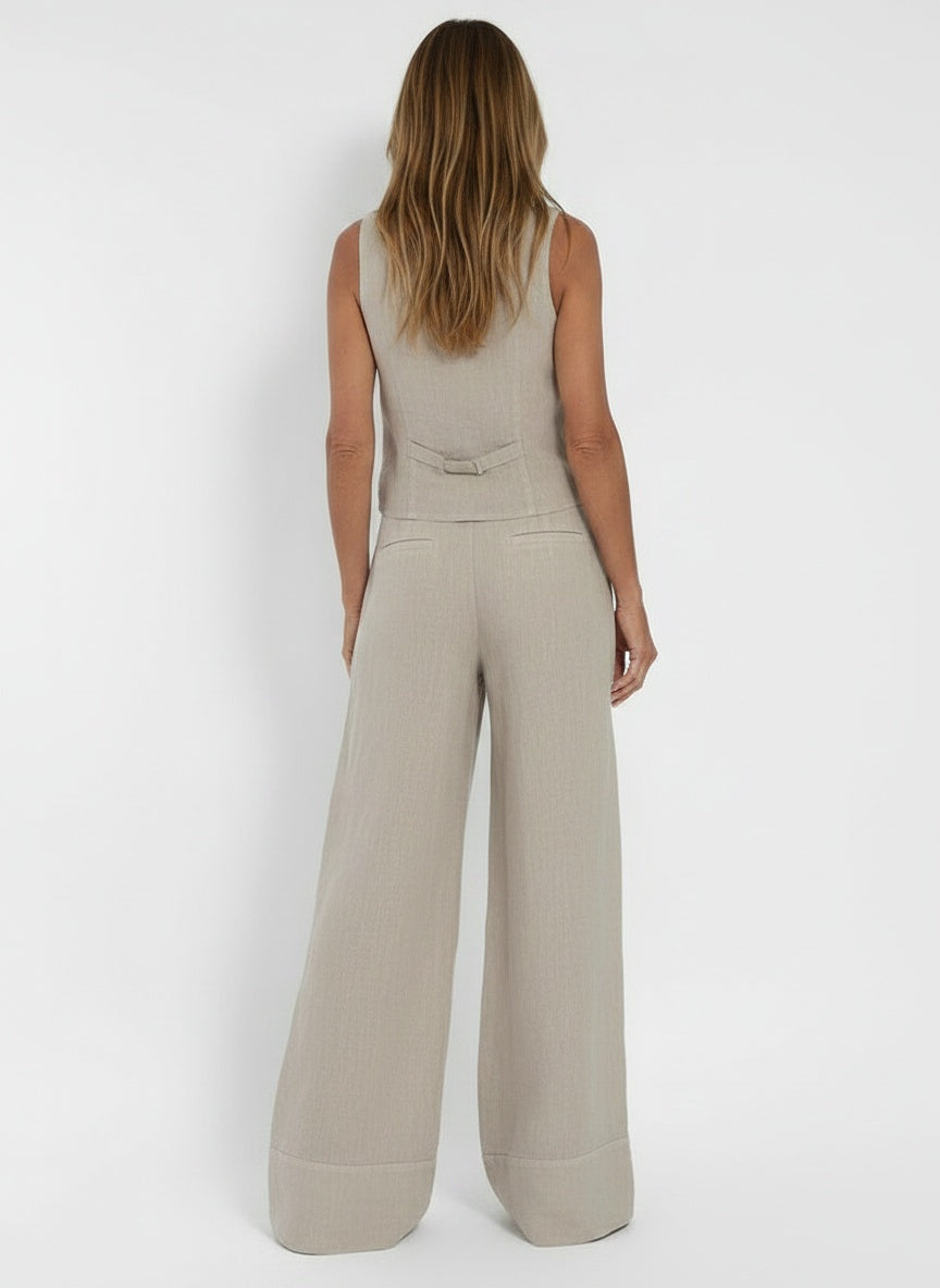 Back pose of the model wearing Gilet avec pantalon long et large fluide femme