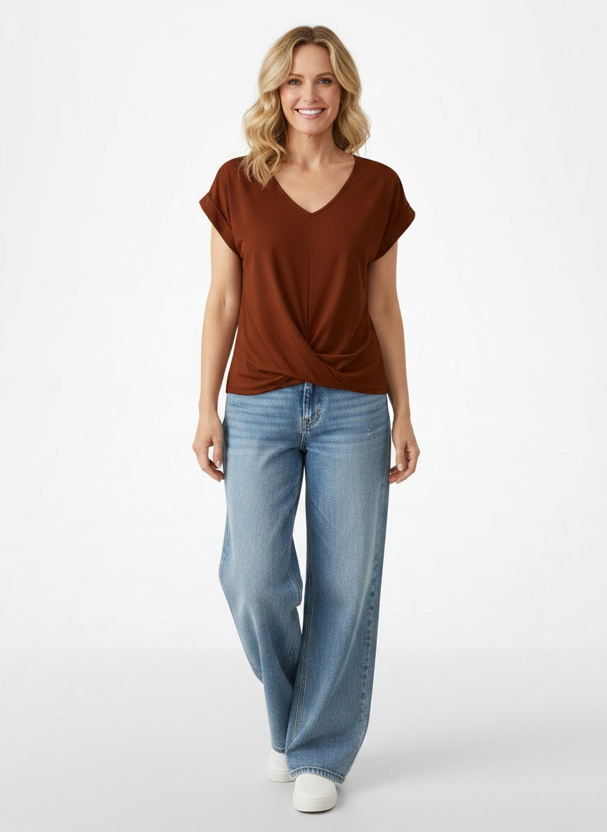 Full body view of the model wearing Top à manches courtes femme