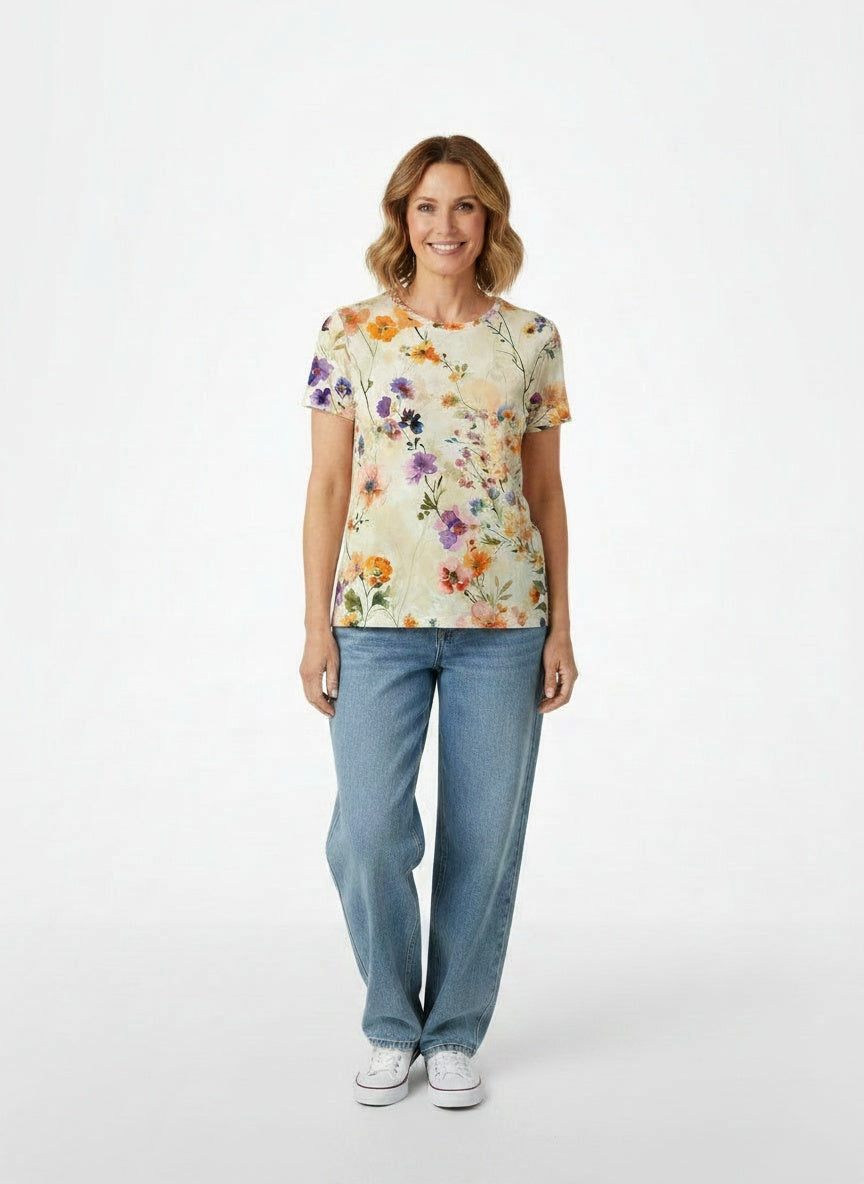 Full body view of the model wearing T-shirt à imprimé floral femme