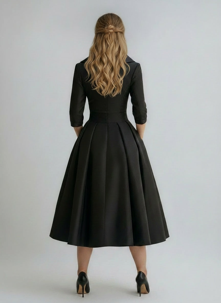 Back pose of the model wearing Robe midi avec col élégant femme