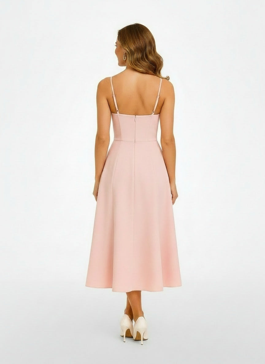 Back pose of the model wearing Robe midi rose avec corset et coupe A femme