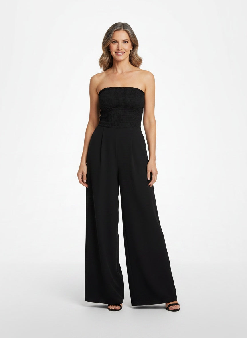 Full body view of the model wearing Combinaison bustier femme