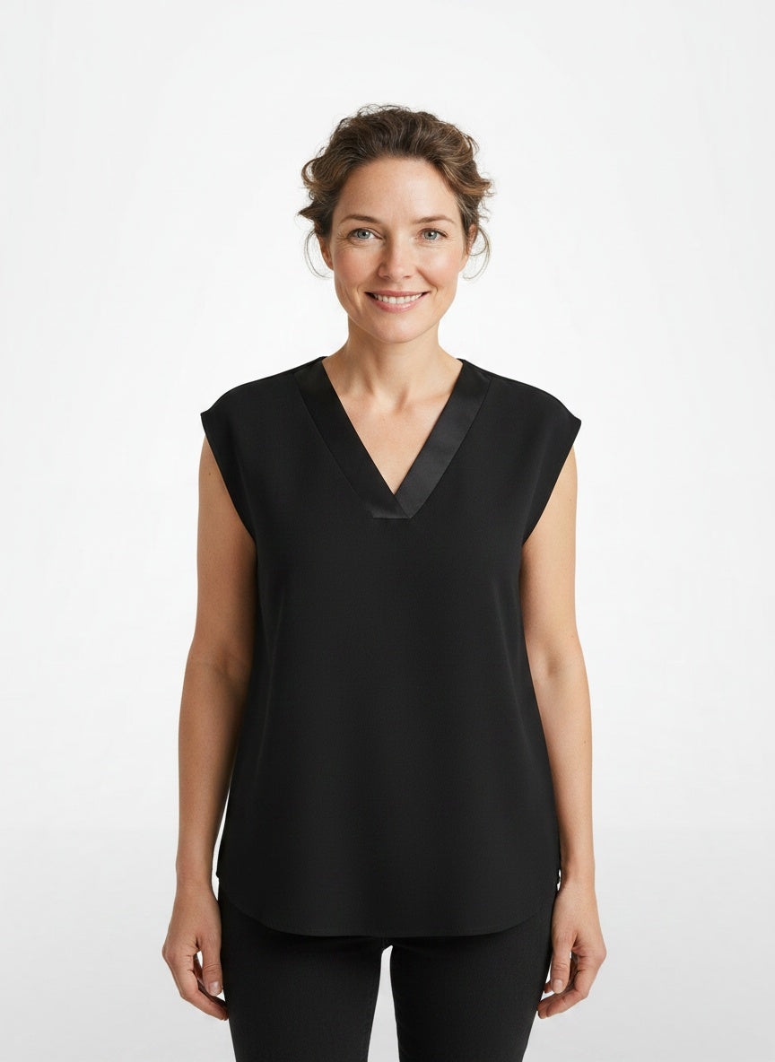 Full body view of the model wearing Blouse d'été moderne à col en V femme