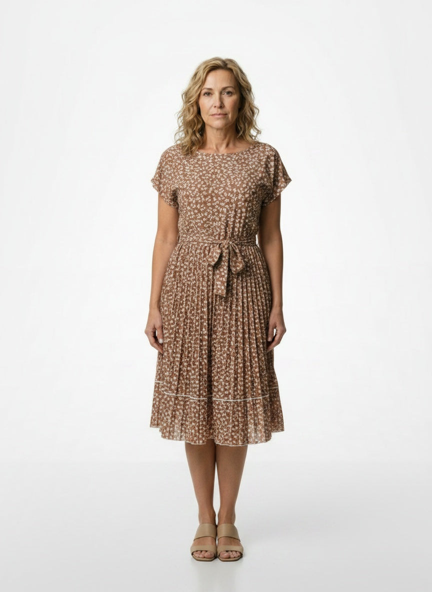 Full body view of the model wearing Robe midi plissée à manches courtes avec ceinture à nouer femme
