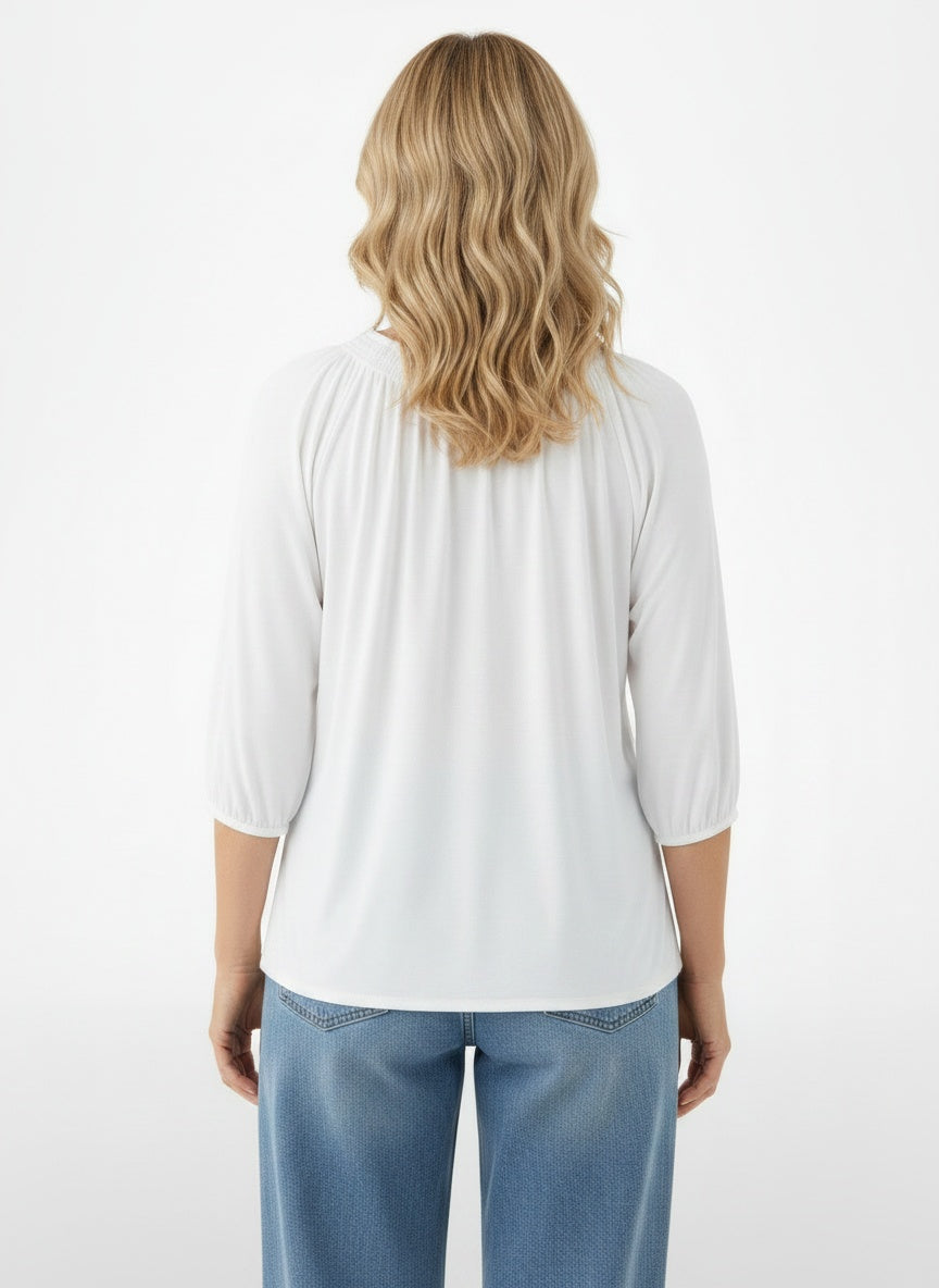Back pose of the model wearing T-shirt à col rond femme