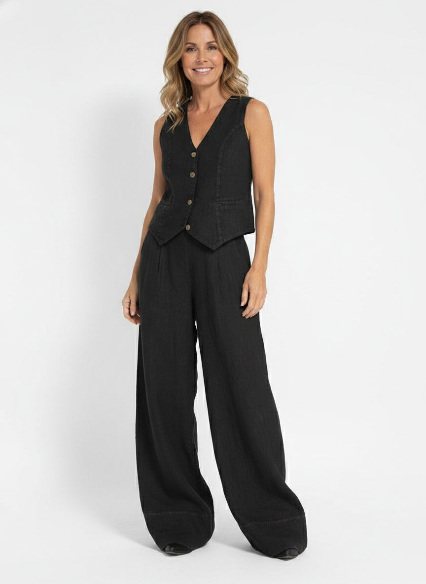 Full body view of the model wearing Gilet avec pantalon long et large fluide femme