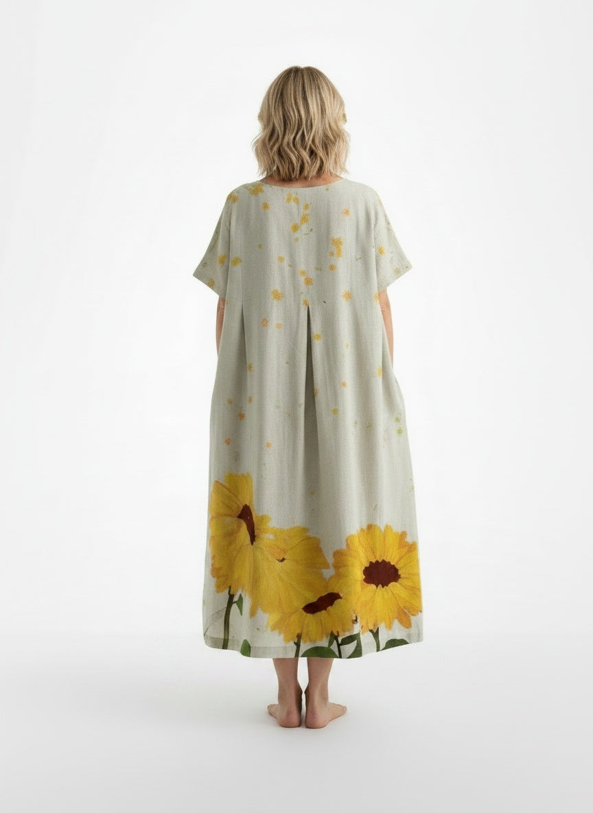 Back pose of the model wearing Robe midi imprimée à coupe ample femme