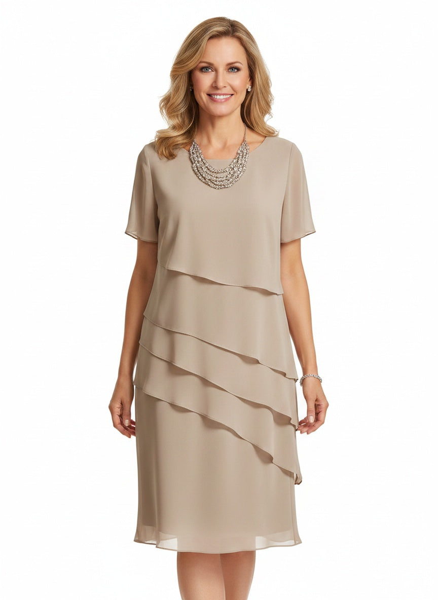 Full body view of the model wearing Robe midi en chiffon à volants femme