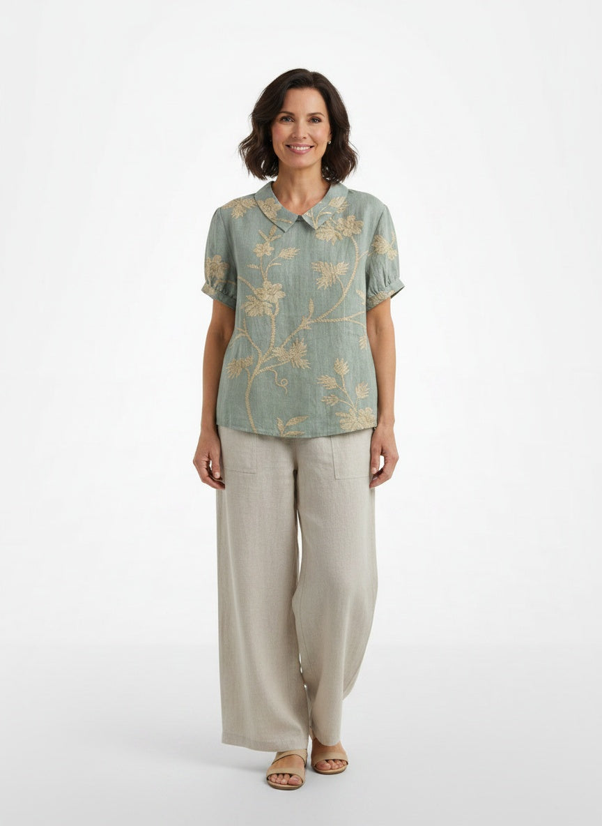 Full body view of the model wearing Blouse vintage à imprimé floral femme