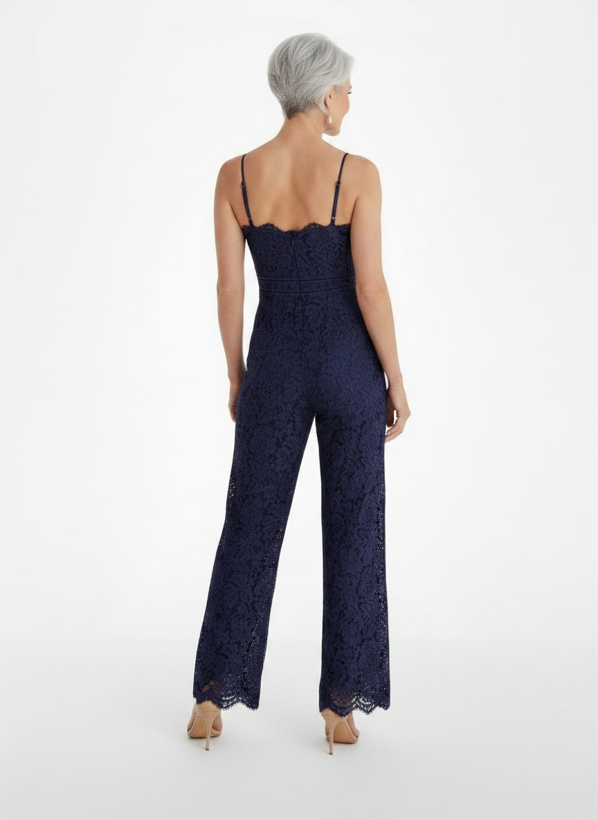 Back pose of the model wearing Combinaison style bohème femme