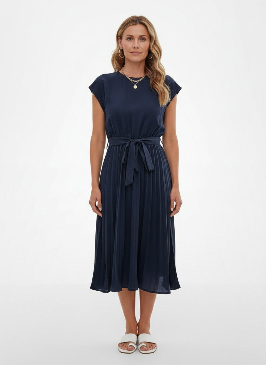 Full body view of the model wearing Robe midi plissée à manches courtes femme