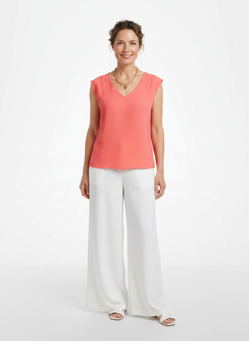 Full body view of the model wearing Blouse d'été moderne à col en V femme