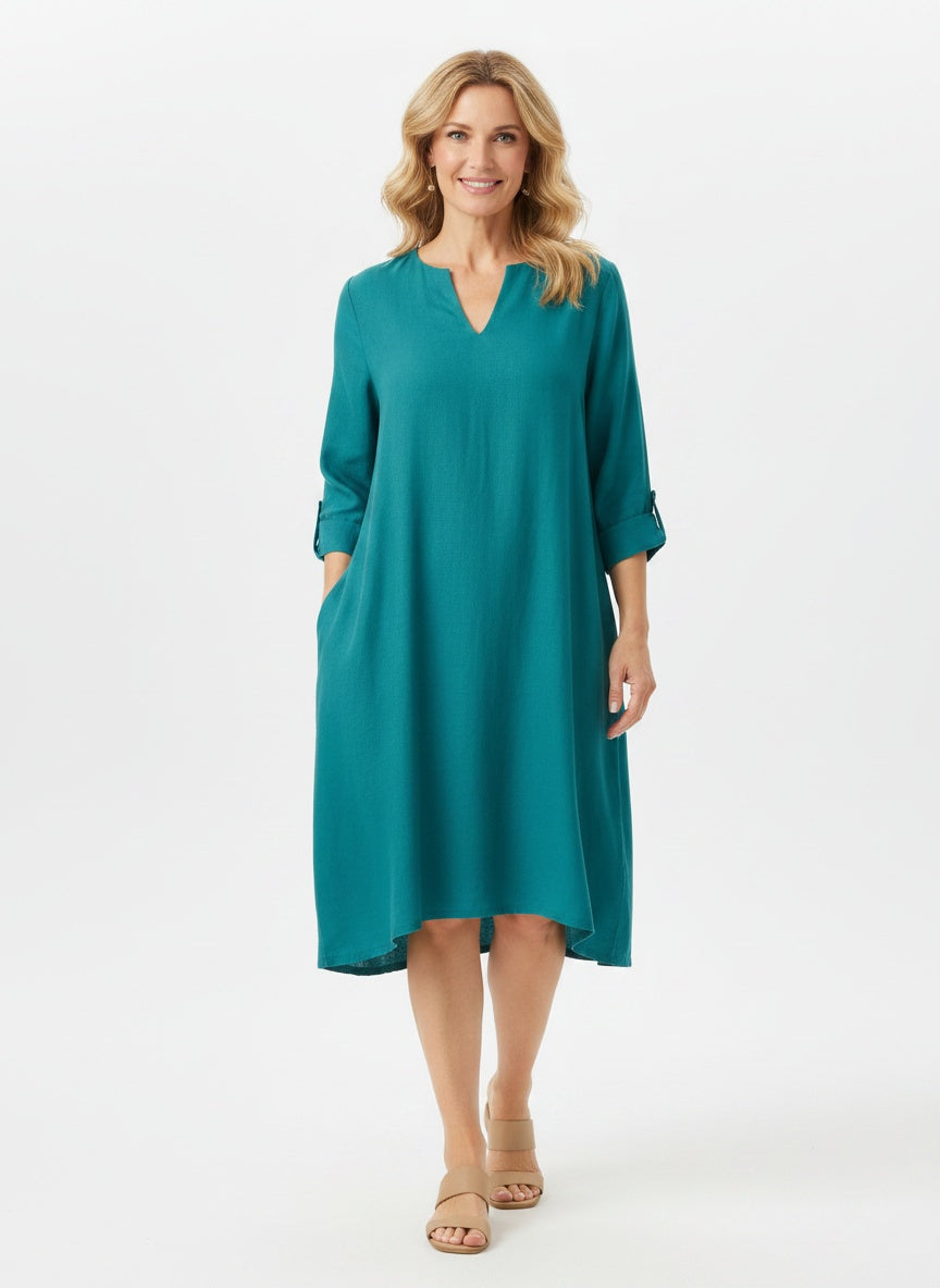 Full body view of the model wearing Robe midi à col en V et manches trois-quarts femme
